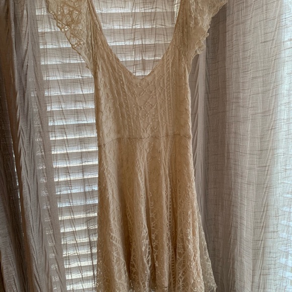 Lacey cream flowy dress - Picture 6 of 6